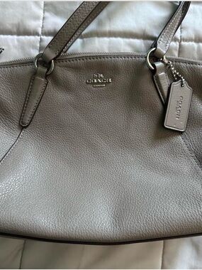 ✨ Coach Kelsey Crossbody & Shoulder Bag – Sleek Taupe ✨